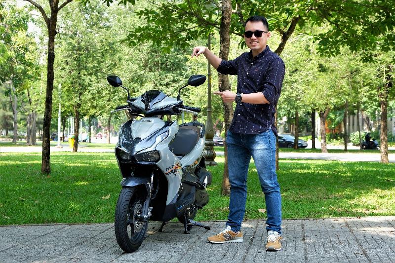 Chiếc Honda Air Blade 2022 hiển thị các tính năng công nghệ như màn hình LCD và khóa Smartkey, nhấn mạnh sự tiện nghi